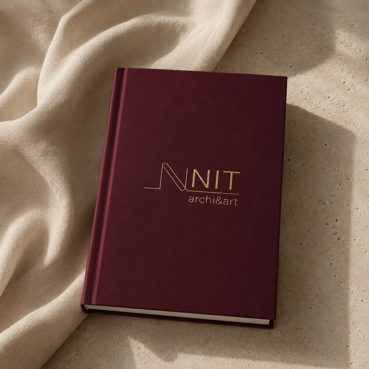 Bordo knjiga NIT archi&art na svetloj tkanini