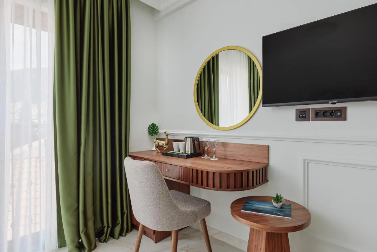 Hotel Diplomat, Budva — Radni sto sa stolicom i ogledalom u sobi
